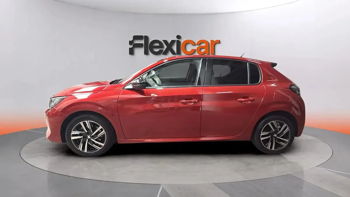 Usado Peugeot 208 Allure 101 CV (74 kW) 2023 Granate Utilitario