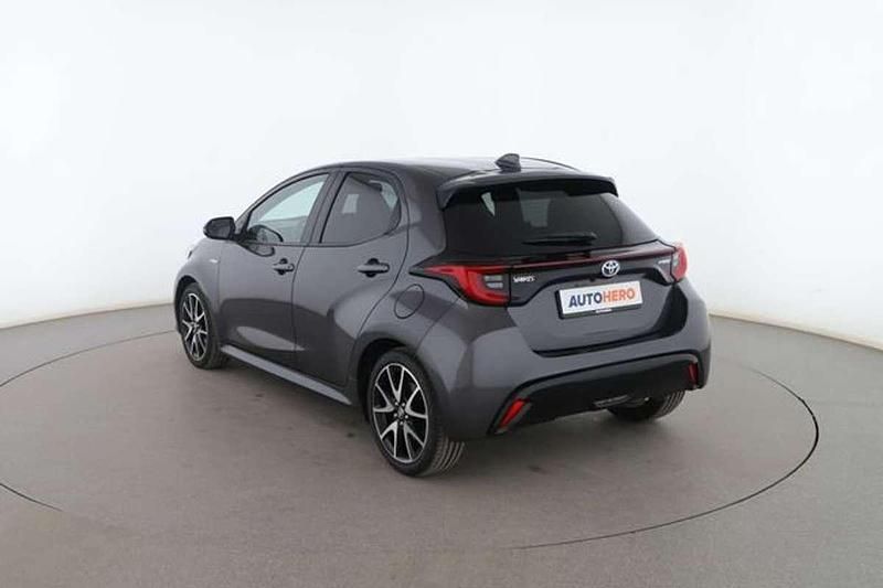 Usado Toyota Yaris Hybrid Style 117 CV (86 kW) 2021 Gris Berlina
