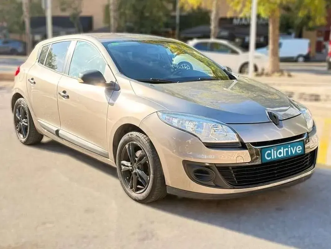 Usado Renault Mégane III Authentique 110 CV (80 kW) 2012 Beige Berlina