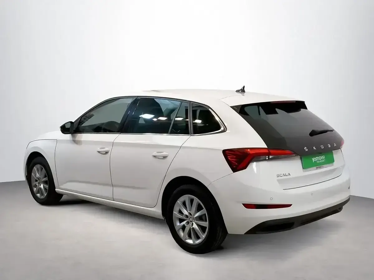 Usado Skoda Scala 110 CV (80 kW) 2022 Blanco Utilitario
