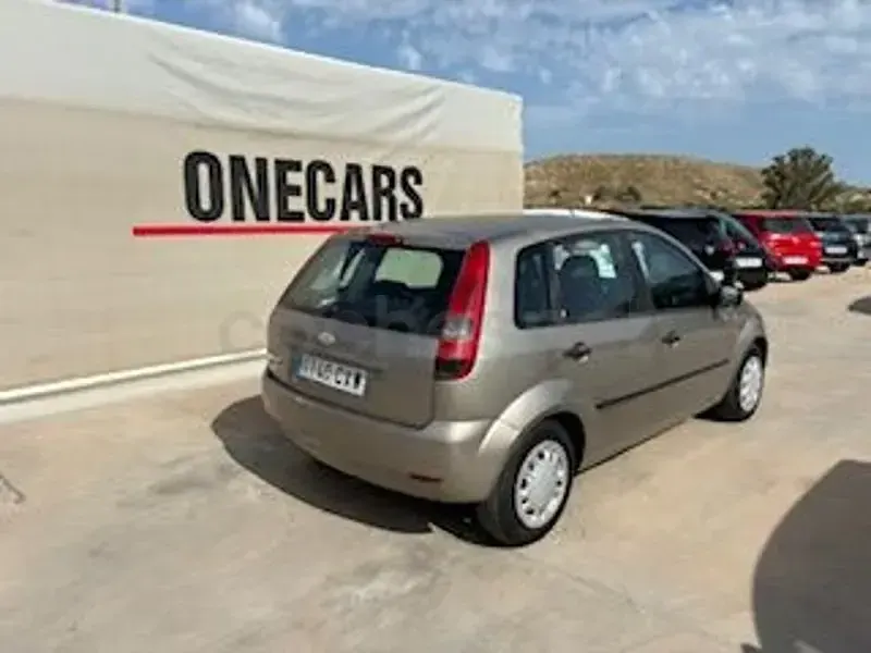 Usado Ford Fiesta Ghia 80 CV (58 kW) 2004 Beige Utilitario