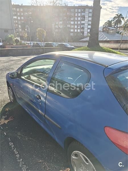 Usado Peugeot 206 70 CV (51 kW) 1999 Azul Berlina