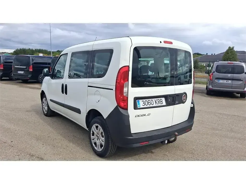 Usado Fiat Doblò Pop 95 CV (69 kW) 2018 Blanco Monovolumen