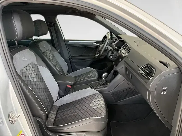 Usado VW Tiguan R-line 150 CV (110 kW) 2023 Gris / plata SUV