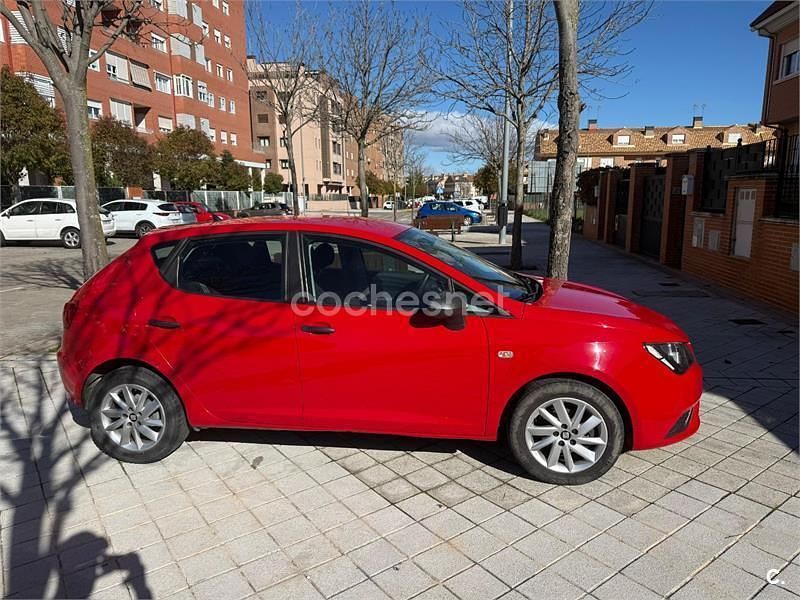 Usado Seat Ibiza Reference 75 CV (55 kW) 2017 Rojo Berlina