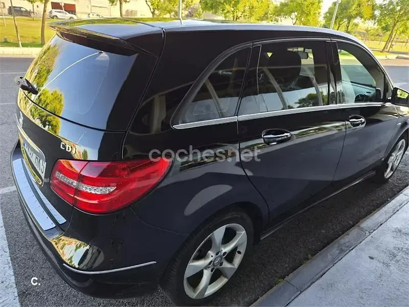 Usado Mercedes B180 109 CV (80 kW) 2012 Negro Monovolumen