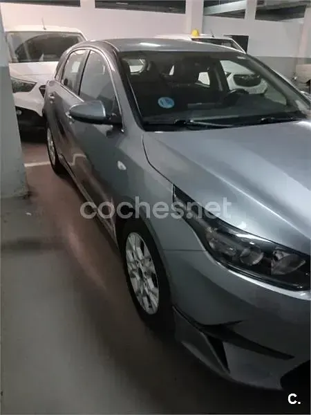 Usado Kia Ceed 136 CV (100 kW) 2022 Gris / plata Utilitario