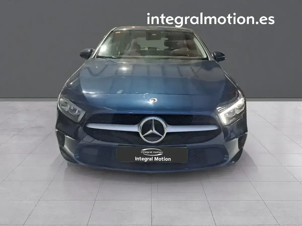 Usado Mercedes A180 115 CV (84 kW) 2021 Azul Berlina