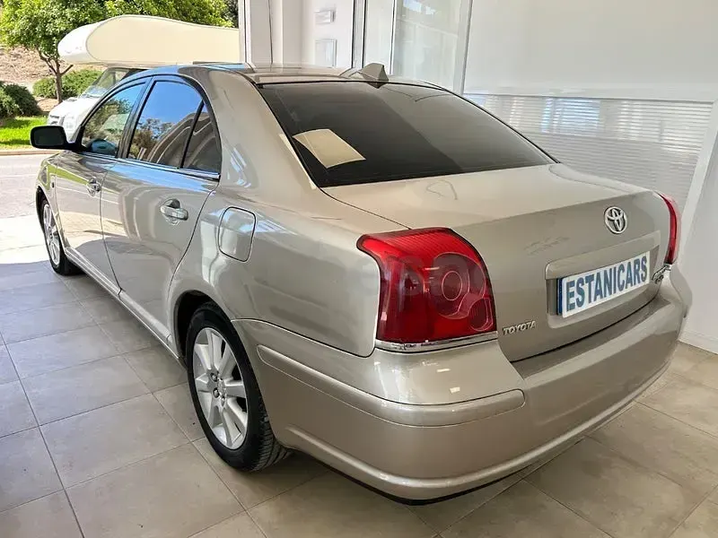 Usado Toyota Avensis Executive 116 CV (85 kW) 2006 Gris / plata Berlina