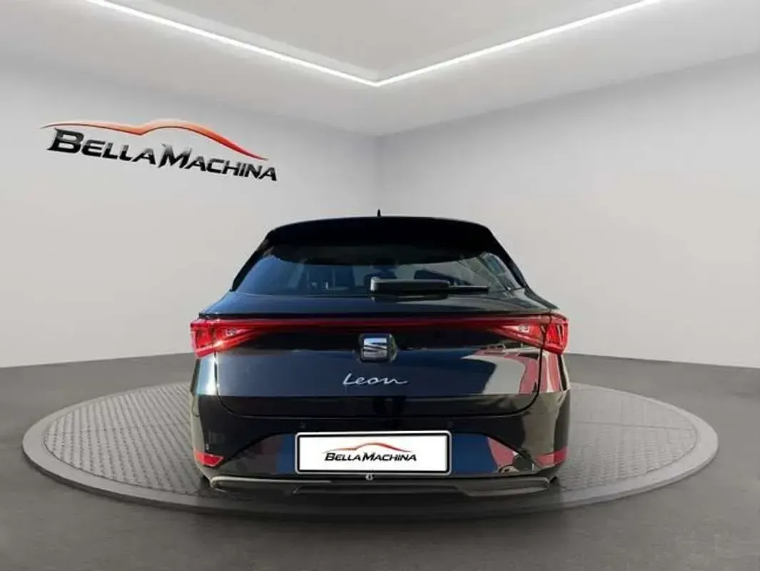 Usado Seat Leon Style 150 CV (110 kW) 2022 Negro Familiar