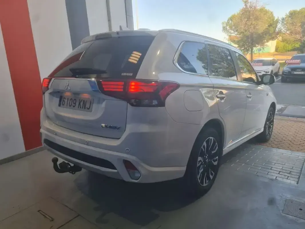 Usado Mitsubishi Outlander P-HEV 224 CV (164 kW) 2018 Blanco SUV