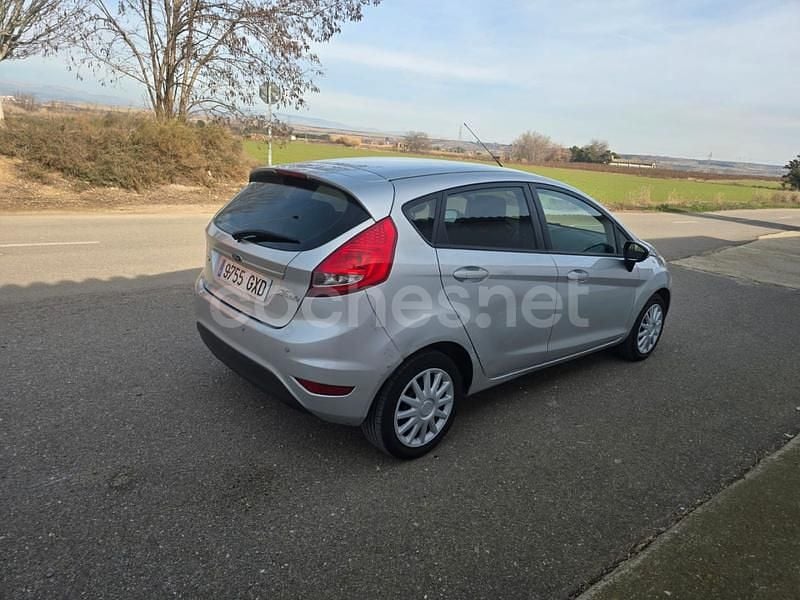 Usado Ford Fiesta Trend 68 CV (50 kW) 2010 Gris / plata Utilitario