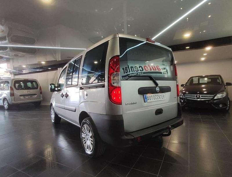 Usado Fiat Doblò Family 120 CV (88 kW) 2006 Gris Monovolumen