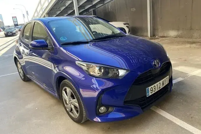 Usado Toyota Yaris Hybrid Active 116 CV (85 kW) 2025 Azul Utilitario