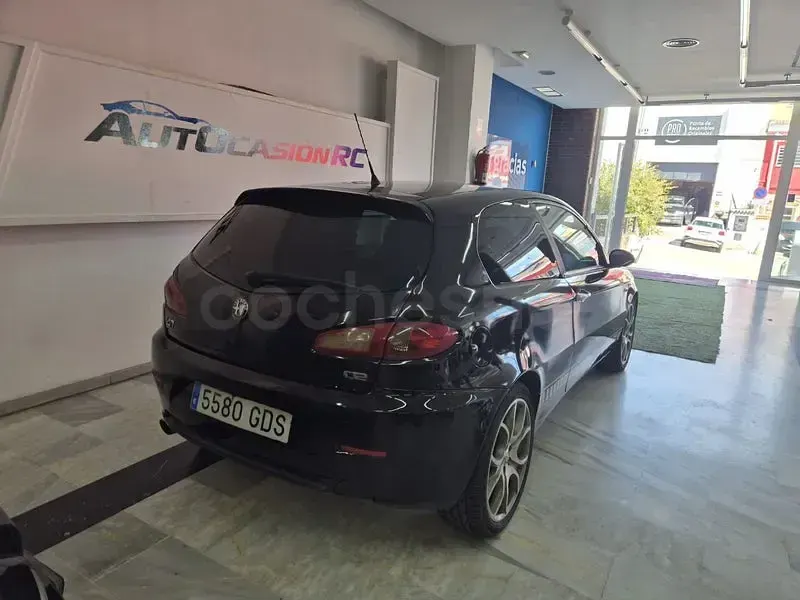 Usado Alfa Romeo 147 170 CV (125 kW) 2008 Violeta / lila Utilitario