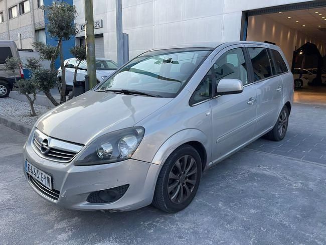 Usado Opel Zafira Essentia 110 CV (80 kW) 2010 Gris / plata Monovolumen