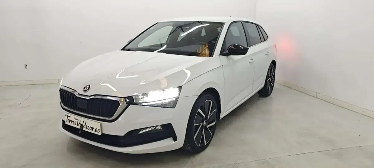 Usado Skoda Scala Sport 110 CV (80 kW) 2021 Blanco Utilitario
