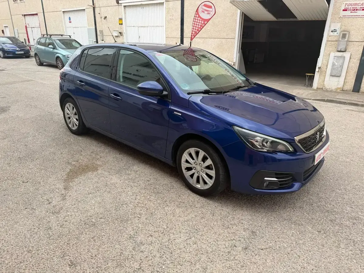 Usado Peugeot 308 Allure 130 CV (95 kW) 2019 Azul Berlina