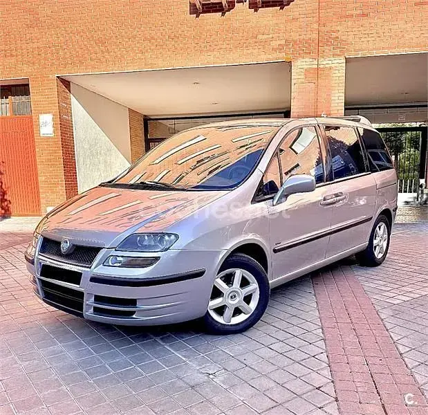 Usado Fiat Ulysse Emotion 128 CV (94 kW) 2007 Gris / plata Monovolumen