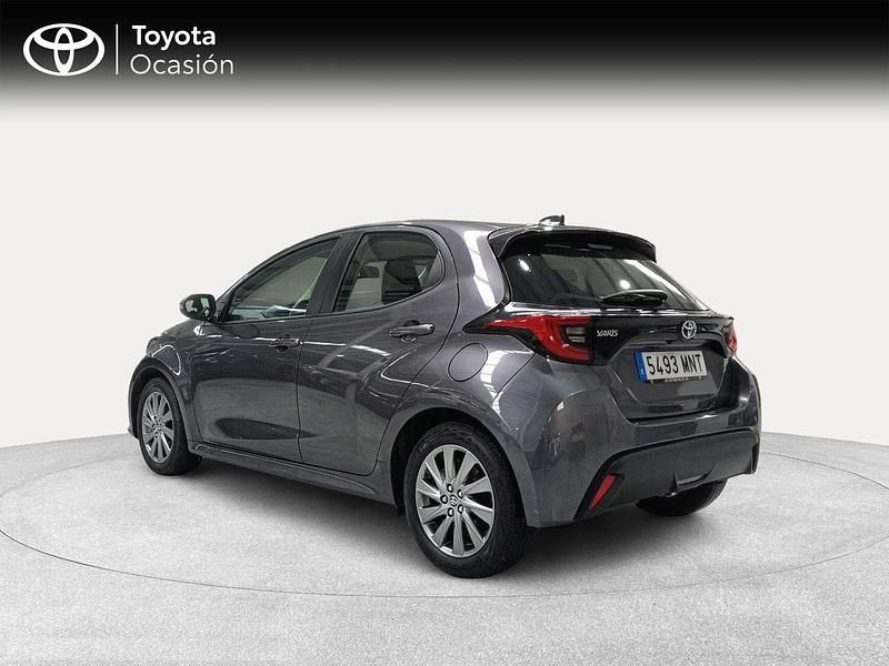 Usado Toyota Yaris Hybrid Active 116 CV (85 kW) 2024 Gris Berlina
