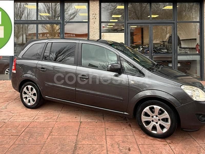 Gris / plata Usado 2010 Opel Zafira Essentia Monovolumen | 4990 € (Un poco caro) - Imagen 1/4