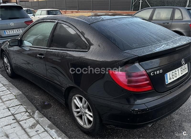 Usado Mercedes C180 129 CV (94 kW) 2001 Negro Berlina