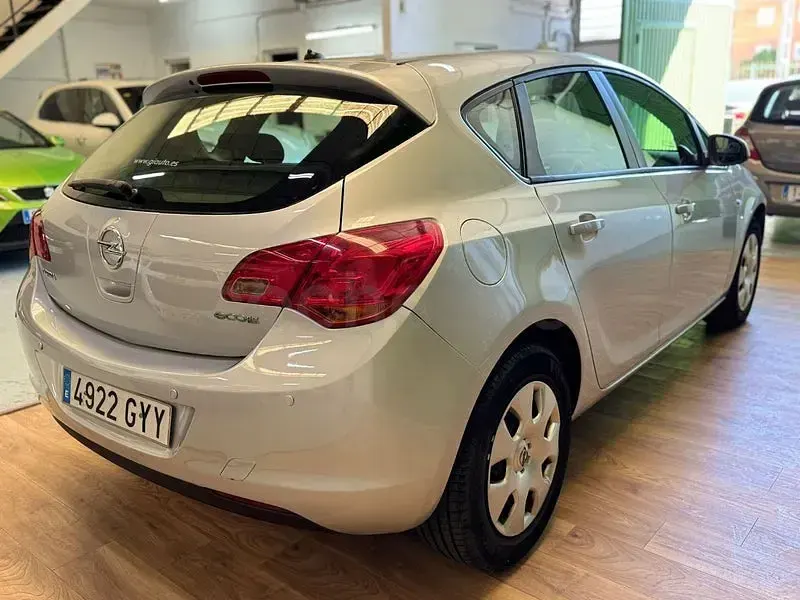 Usado Opel Astra Essentia 95 CV (69 kW) 2011 Gris / plata Berlina