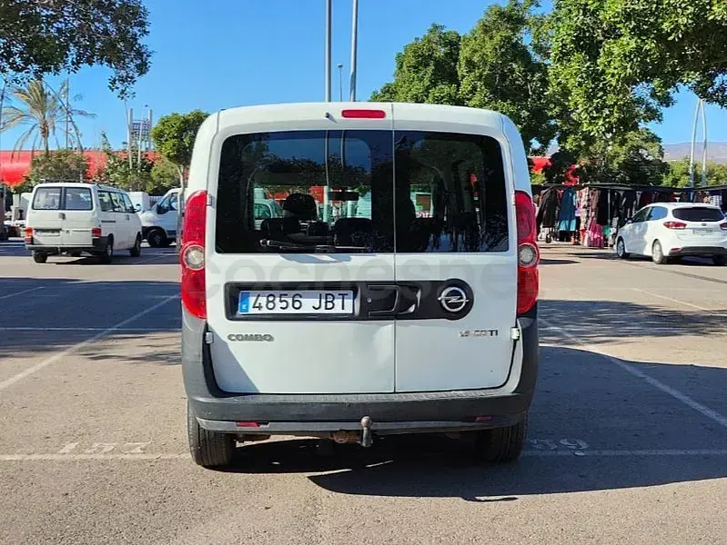 Usado Opel Combo Excellence 105 CV (77 kW) 2015 Blanco Monovolumen