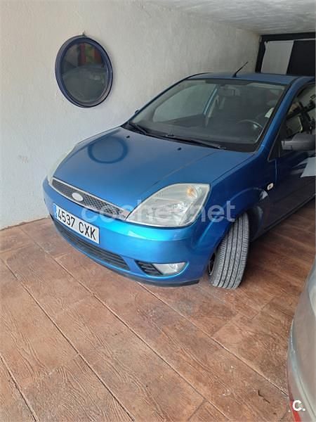 Usado Ford Fiesta Trend 68 CV (50 kW) 2004 Azul Utilitario