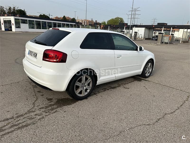 Usado Audi A3 Ambition 105 CV (77 kW) 2011 Blanco Berlina