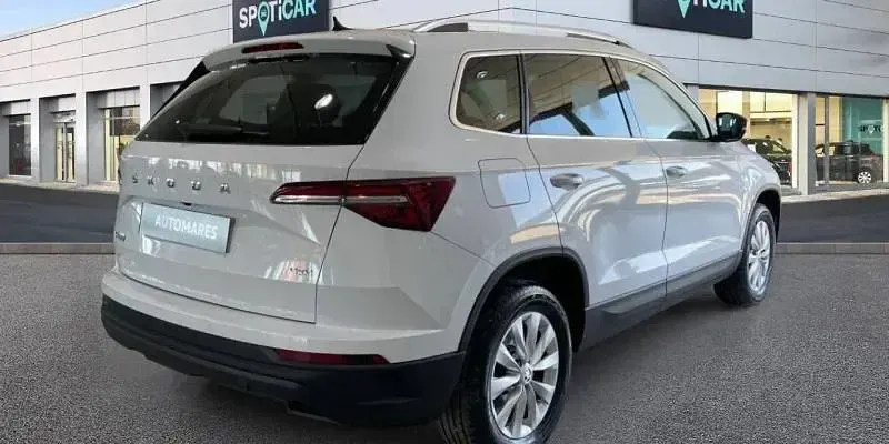Usado Skoda Karoq Ambition 110 CV (80 kW) 2022 Blanco SUV
