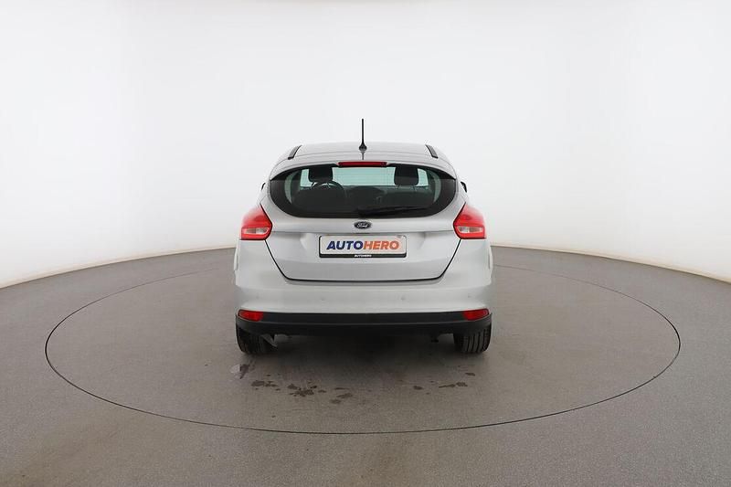 Usado Ford Focus Trend 126 CV (92 kW) 2017 Gris Berlina