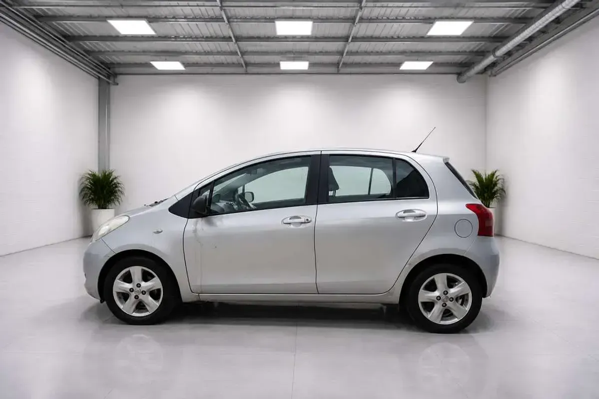 Usado Toyota Yaris Luna 87 CV (63 kW) 2007 Plateado Utilitario