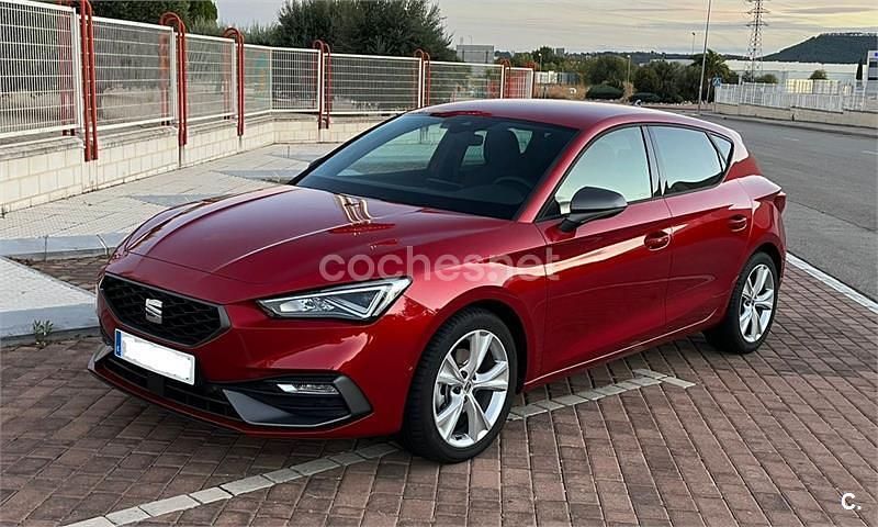Rojo Usado 2024 Seat Leon FR Berlina | 25.500 € (Precio justo) - Imagen 1/4