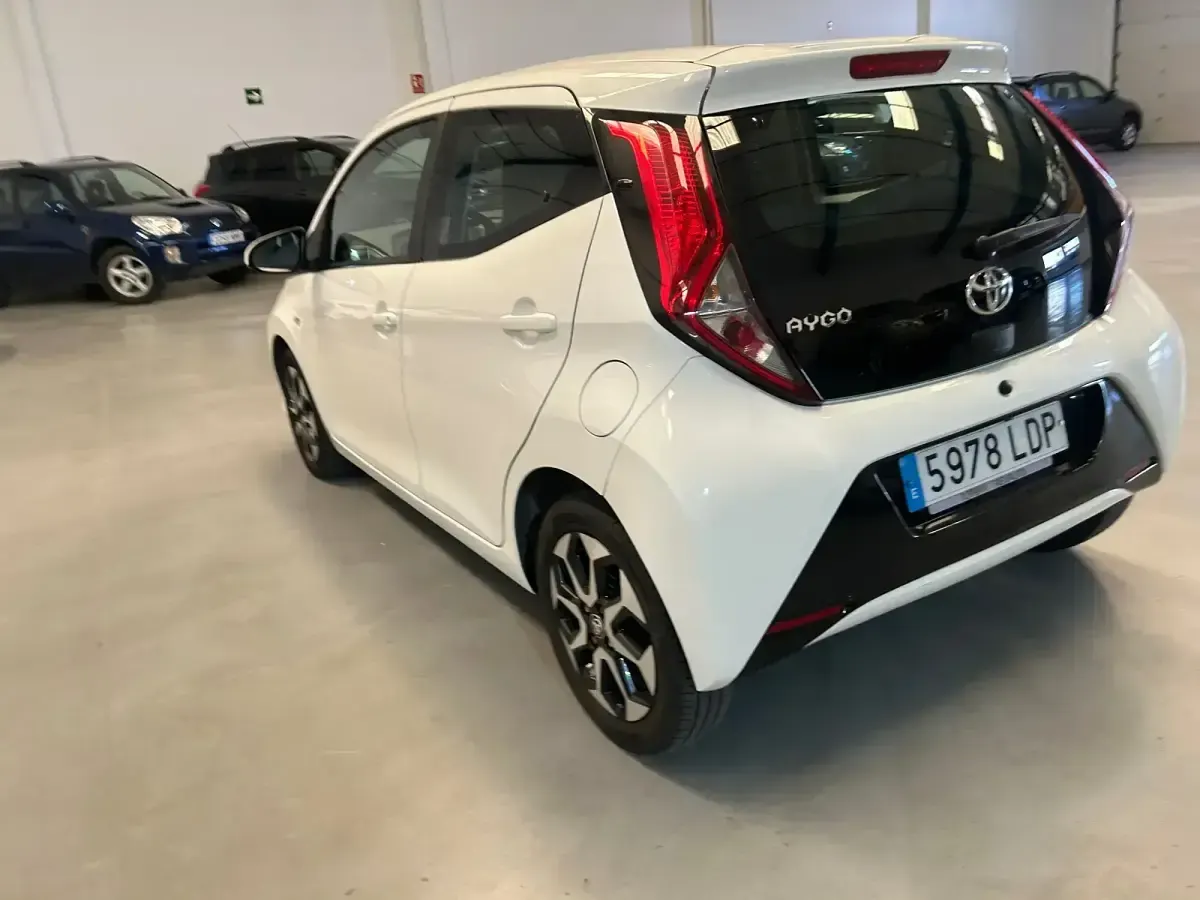 Usado Toyota Aygo X-play 72 CV (52 kW) 2019 Blanco Utilitario