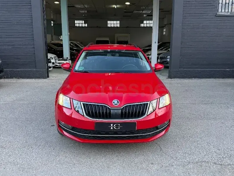 Usado Skoda Octavia Active 115 CV (84 kW) 2019 Rojo Familiar