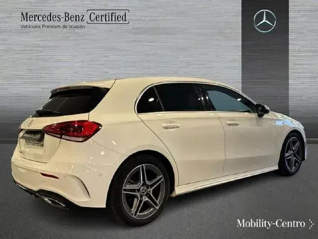 Usado Mercedes A180 AMG line 116 CV (85 kW) 2021 Blanco polar Berlina
