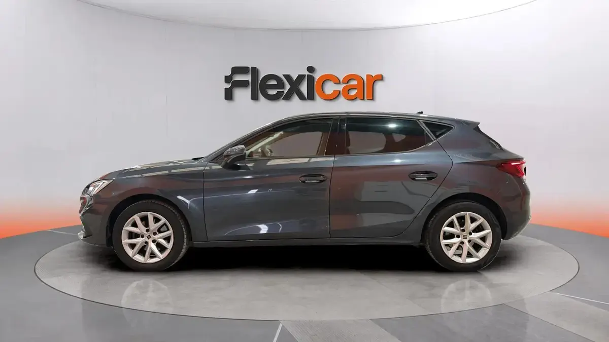 Usado Seat Leon Style 131 CV (96 kW) 2021 Gris Berlina
