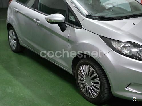 Usado Ford Fiesta Trend 82 CV (60 kW) 2011 Gris / plata Utilitario