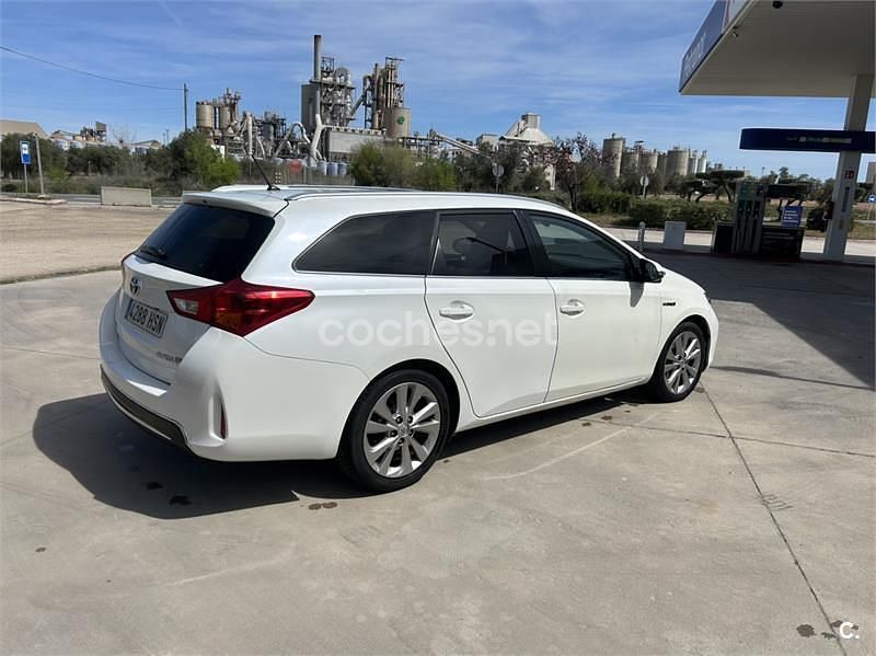 Käytetty Toyota Auris Hybrid Advance 136 HP (100 kW) 2013 Valkoinen Farmari