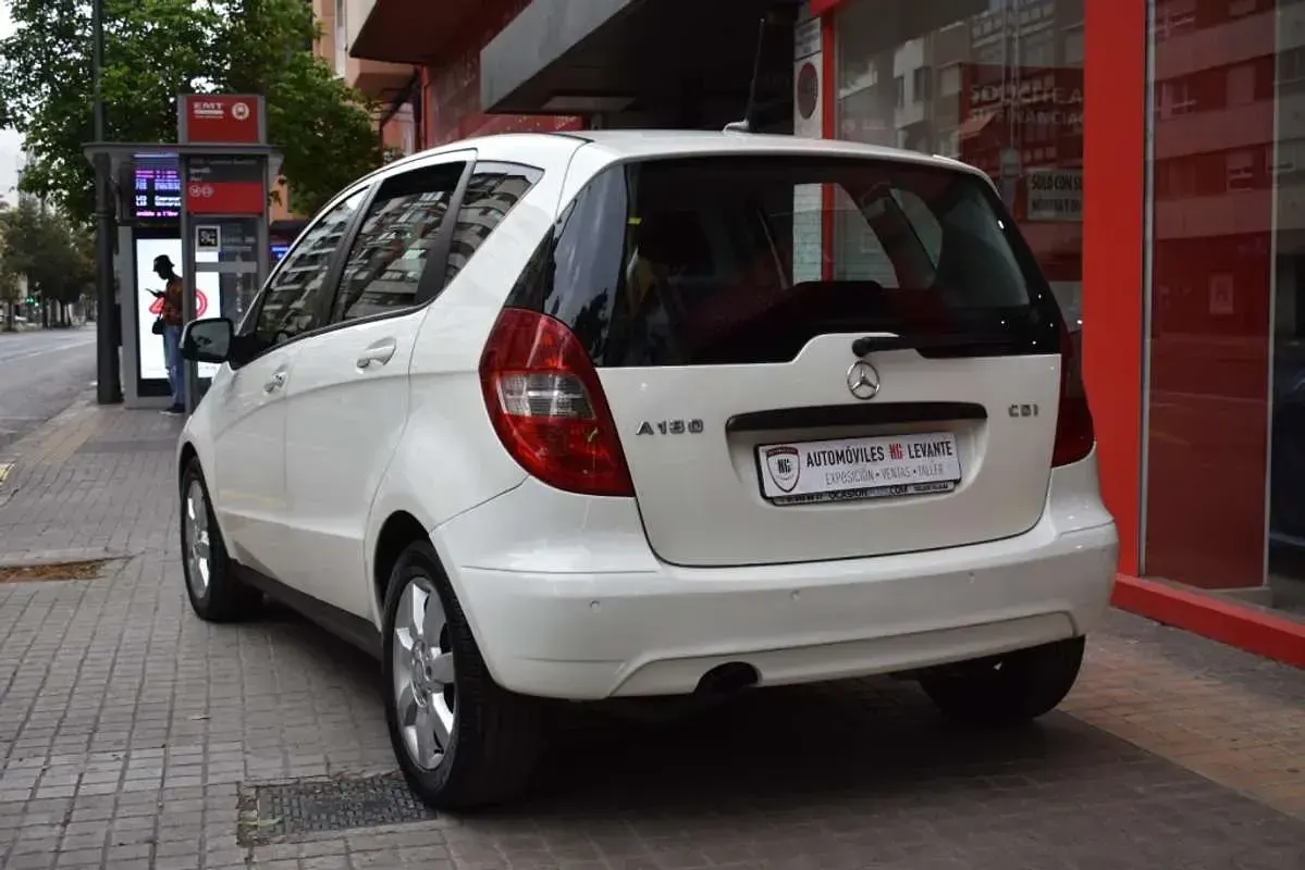 Usado Mercedes A180 109 CV (80 kW) 2011 Blanco Utilitario