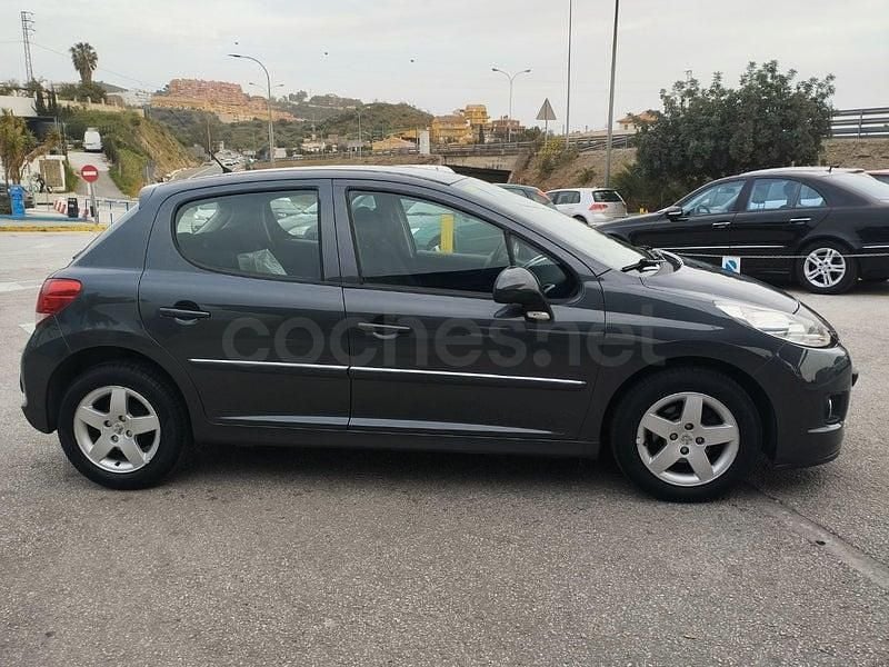 Usado Peugeot 207 Active 75 CV (55 kW) 2012 Gris / plata Berlina