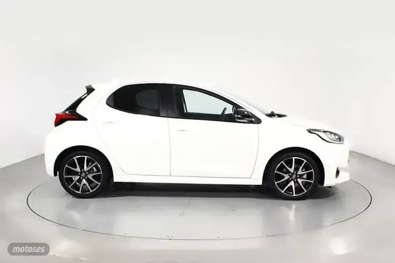 Usado Toyota Yaris Style 116 CV (85 kW) 2022 Blanco Utilitario