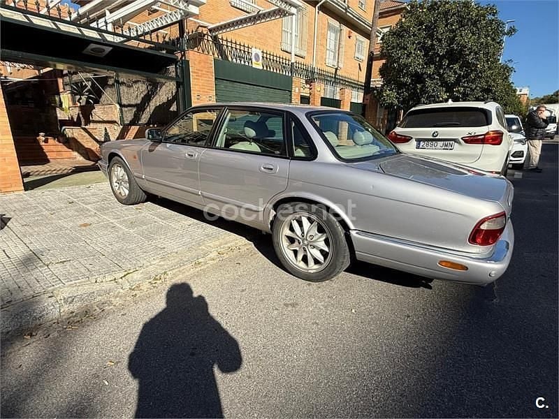 Usado Jaguar XJ8 Executive 240 CV (176 kW) 2001 Gris / plata Berlina