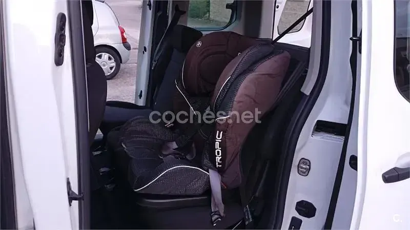 Käytetty Citroën Berlingo Feel 102 HP (75 kW) 2022 Valkoinen Tila-auto
