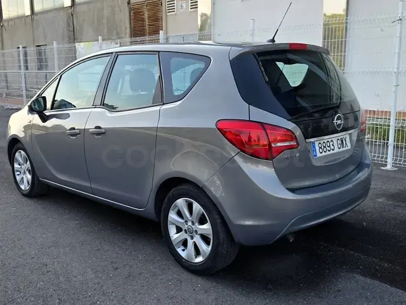 Usado Opel Meriva Enjoy 120 CV (88 kW) 2010 Gris / plata Monovolumen