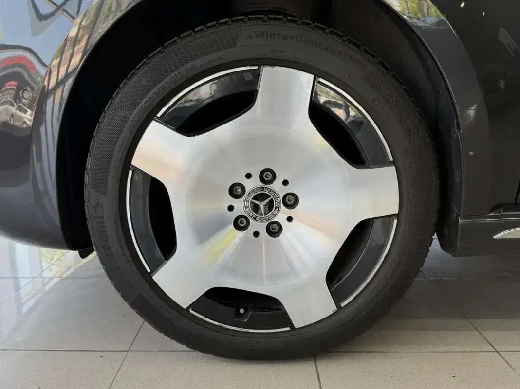 Usado Mercedes V300 Exclusive 239 CV (175 kW) 2024 Gris Monovolumen