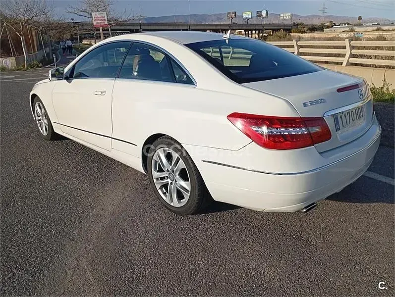 Usado Mercedes E220 170 CV (125 kW) 2011 Blanco Coupe