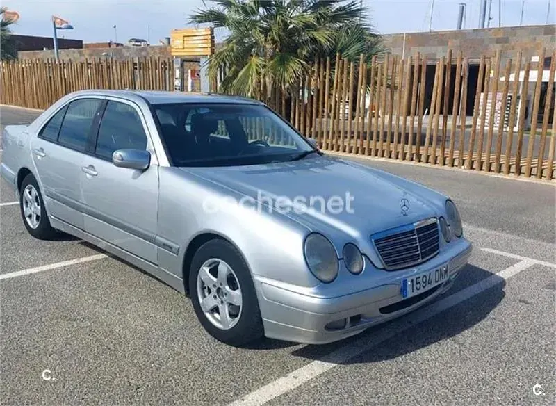 Usado Mercedes E220 Classic 143 CV (105 kW) 2001 Gris / plata Berlina