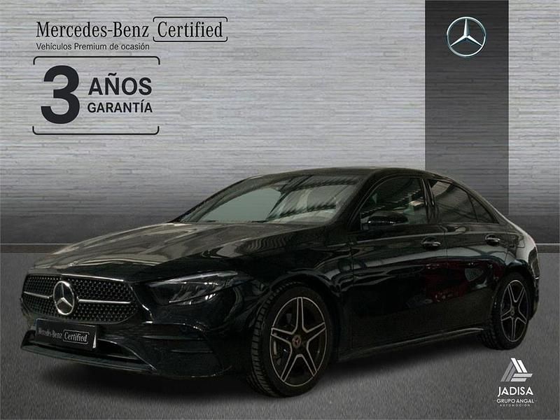 Negro Usado 2024 Mercedes A180 AMG line Berlina | 34.490 € (Precio justo) - Imagen 1/4